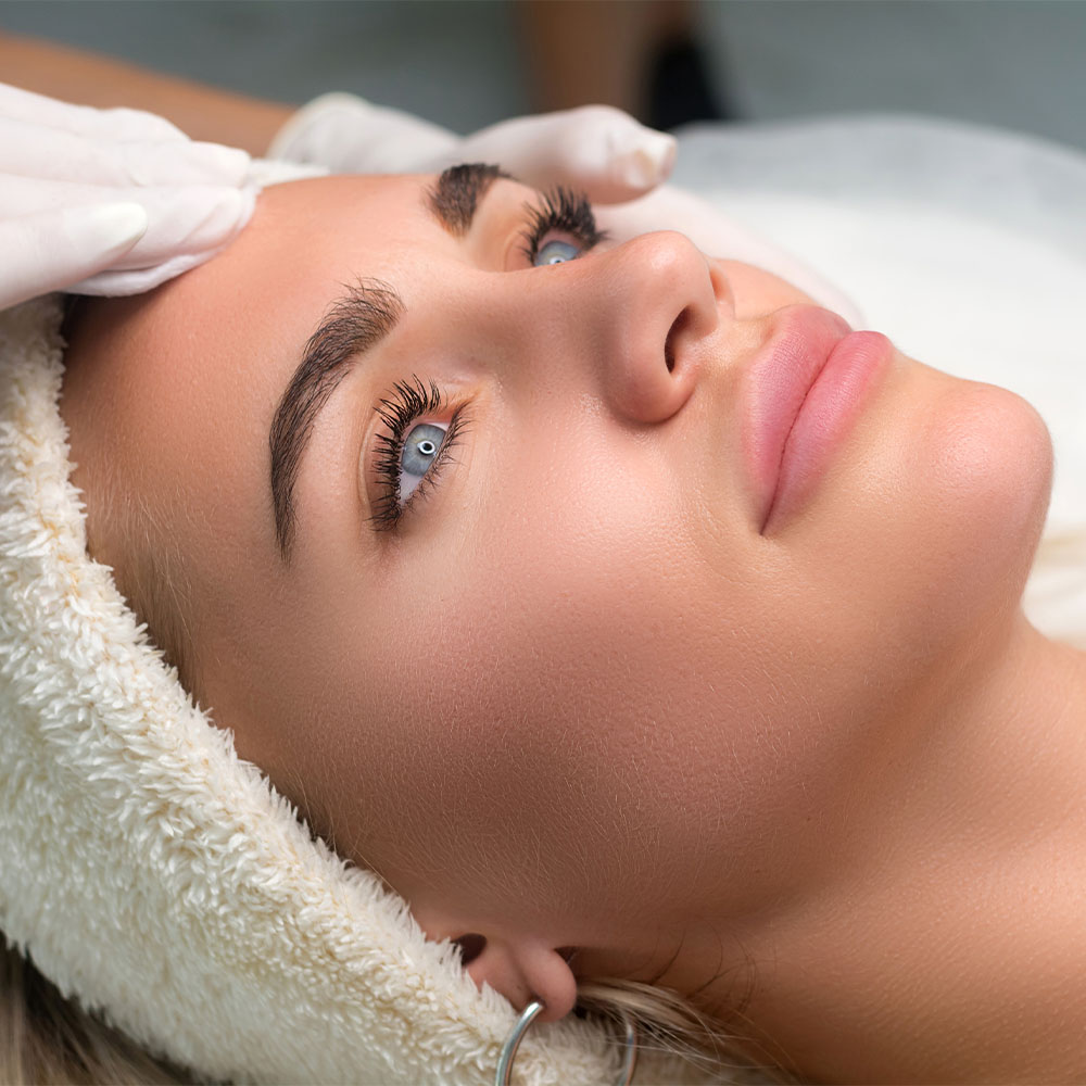 Kosmetikerin macht Wimpernlifting im Schönheitssalon